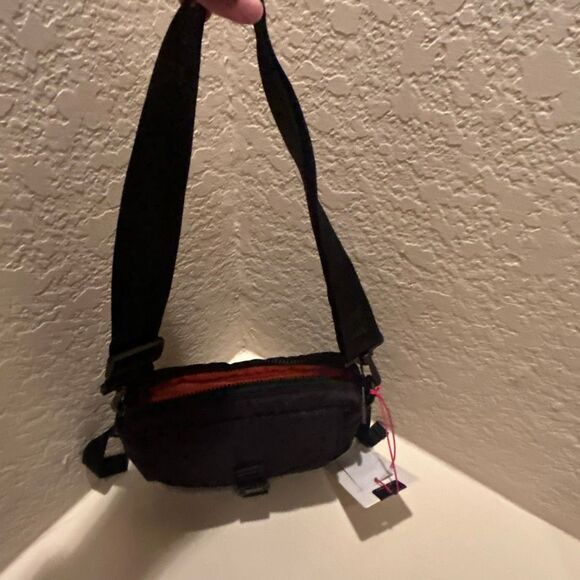 Pajar Canada Nylon Bag Black Adjustable Strap Winter Travel Gorpcore Sporty NWT - Picture 7 of 14